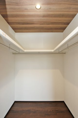 主寝室との扉をなくすことで荷物の出し入れがしやすいメリット◎枕棚には帽子やバッグなど、型崩れしたくないものもキレイにしまえます！【プラン例】建物価格2040万円、建物面積106.63？