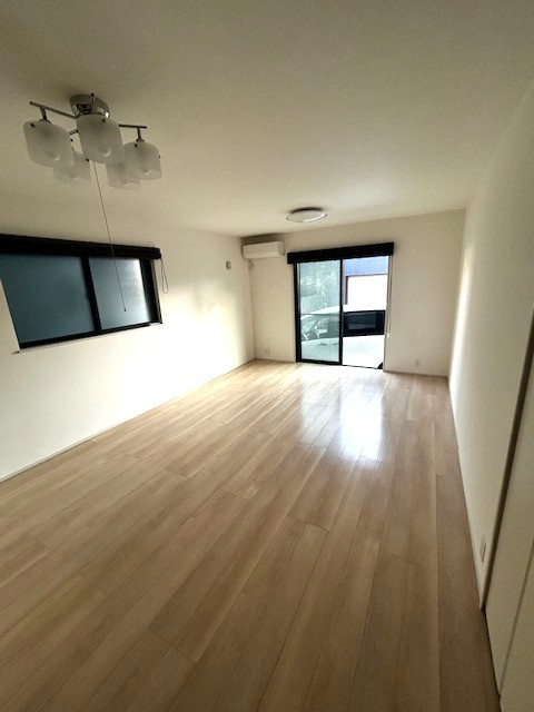 【ＬＤＫ】明るい色合いのリビングは、コントラストを意識することでスタイリッシュな空間を創造できます。