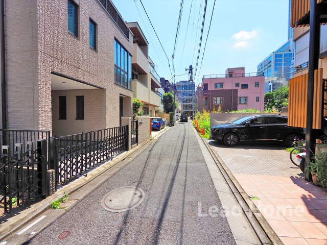 見通しの良い平坦道路で毎日の通勤通学も快適です！周囲は落ち着いた住宅地で静かな暮らしが保たれます！