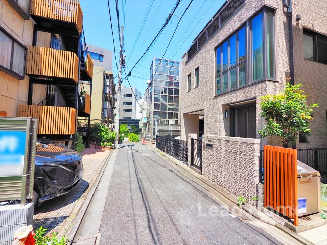 平坦で移動しやすい前面道路に接面しています！ベビーカーでの移動やお子様とのお散歩も楽々行えます！　