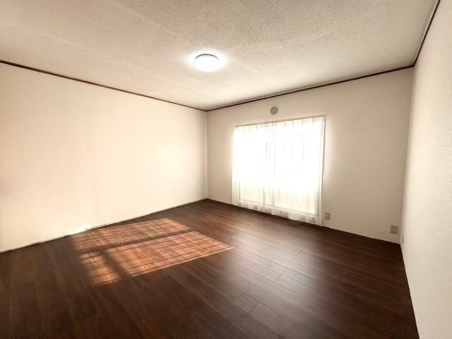 床面まで陽光が届く設計です。柔らかな日差しの中で心地よく目覚めることができます。