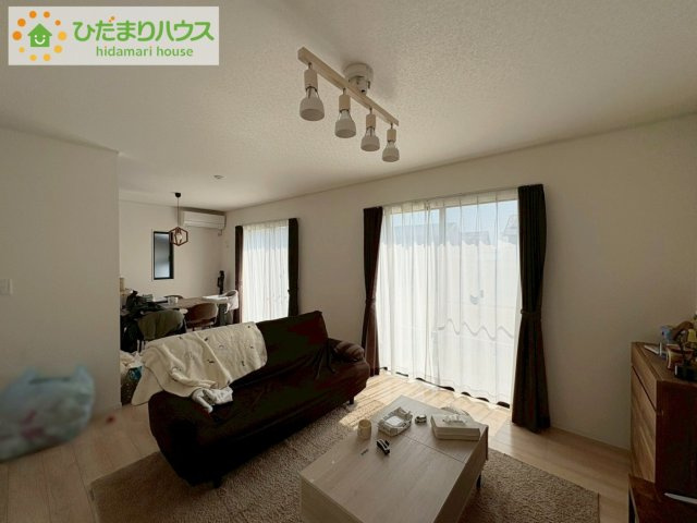 リビング大きな窓からは、暖かな日の光が降り注ぎます・・・