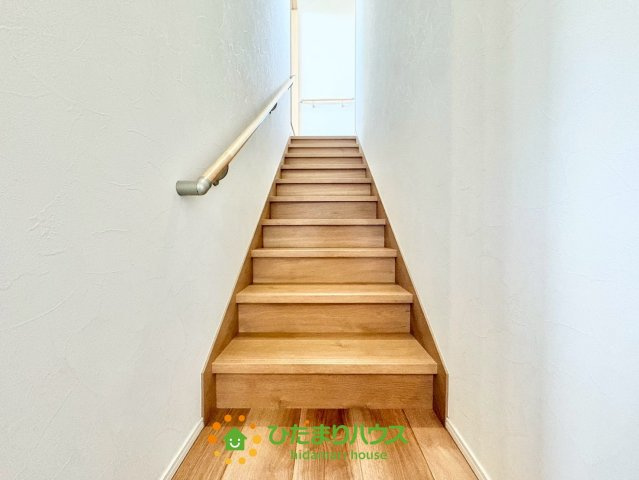 階段はゆるやかな傾斜に設計されており、ご高齢の方からお子様まで安心して昇り降りできる、安全性に配慮されたつくりとなっています。転倒のリスクを軽減し、日常の動作をやさしく支える設計です。