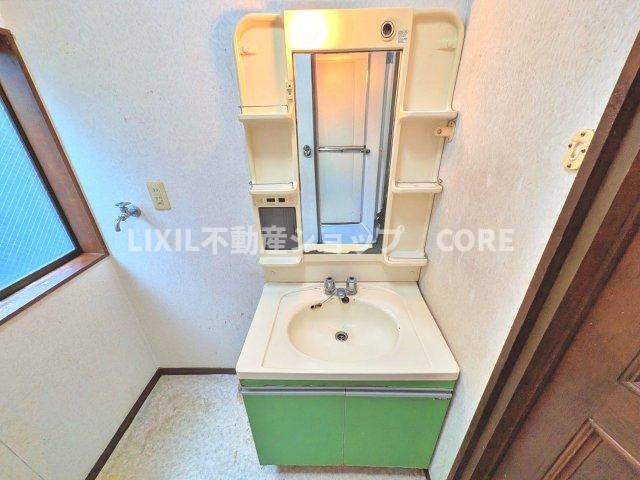 化粧品やティッシュボックス、歯ブラシなどもスッキリ収まりますよ！収納豊富な洗面化粧台になります。