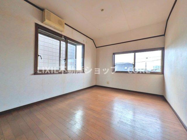 光が沢山取り込める大きな窓。2面採光なので、日差しを長時間受ける事が出来る暖かいお部屋です。