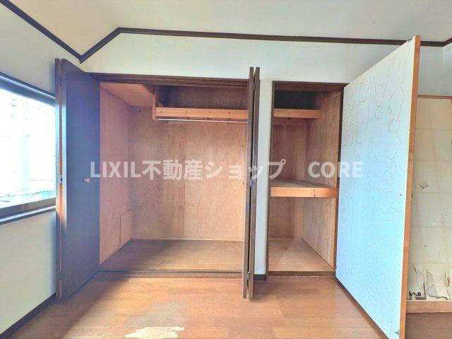 奥行きもあるので、収納ボックスをそのままクローゼットの中へ。部屋にものが出ずスッキリ。