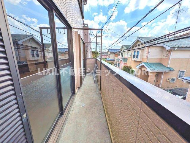 バルコニーは風通しが良く、日中は日当たりも良好です。洗濯物やお布団をたくさん干せます。