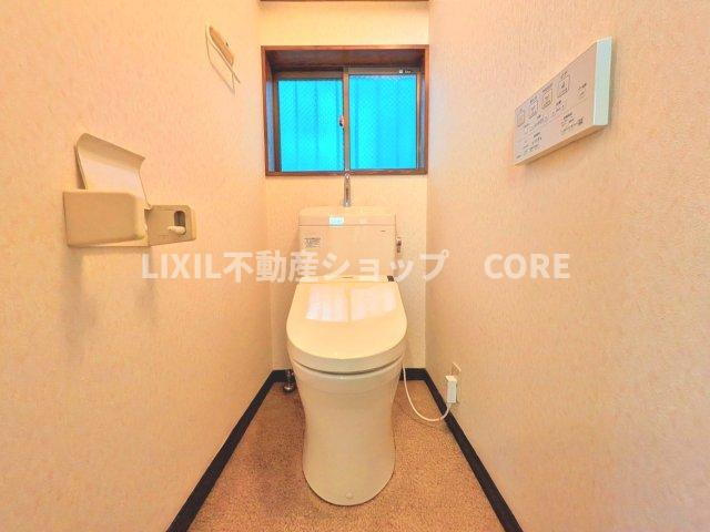 見た目もスッキリとしたデザインのトイレには温水洗浄暖房便座付き。