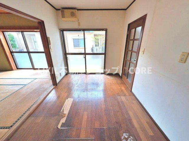 日当たり良好なリビング。隣接する和室の戸を開ければより開放的！是非、見て下さい。