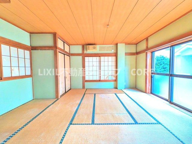 伝統的な日本情緒のある、温かみと落ち着きが感じられる和室です。