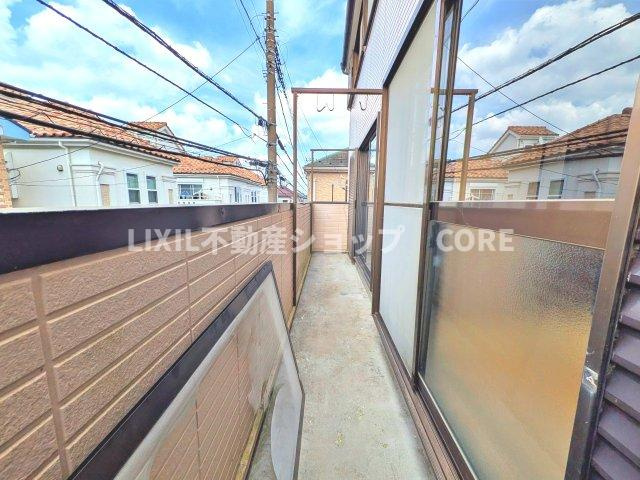 気持ちのいい空が見渡せる広いバルコニー。陽当たりも良く洗濯物やお布団もカラッと乾きそう。