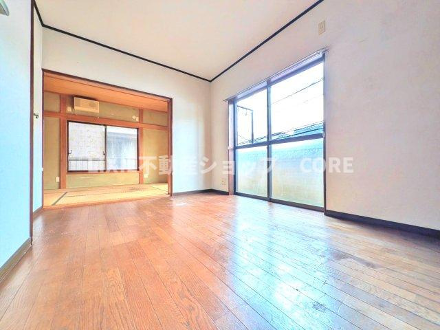 窓からの日差しがリビングの隅々までしっかりと届きます。