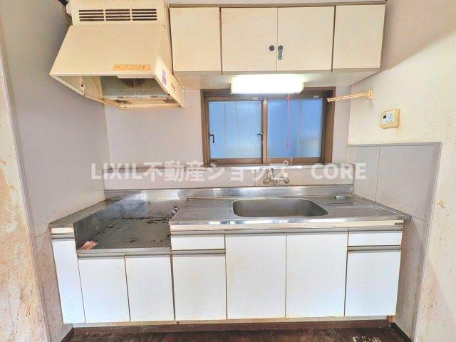 キッチンには窓があるので、換気も充分！収納も多いので、食事の支度や片付けがはかどりますね。