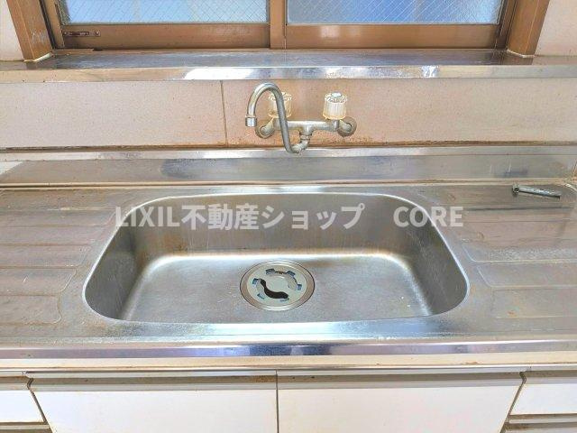 沢山の調理器具や調味料が収納でき、大きな流しもついてます　毎日のお料理が楽しみです。