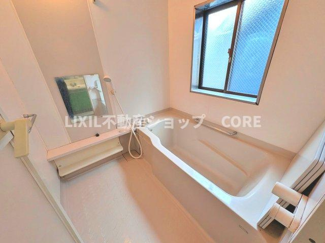 浴室には、気持ちの良い光と爽やかな風をたっぷりと取りこめる開閉式の窓も設置しています。