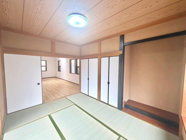 ごろ寝や読書にちょうどいい、くつろぎの和室スペース