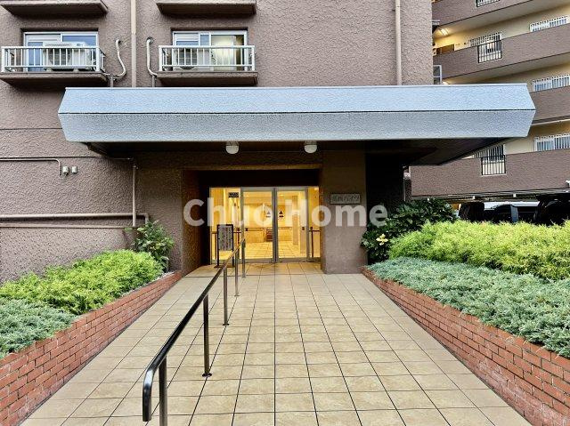 【エントランス】マンションのエントランスは、その物件の印象を決める、顔とも言える場所です。毎日通る場所ですからきれいなのが一番です。