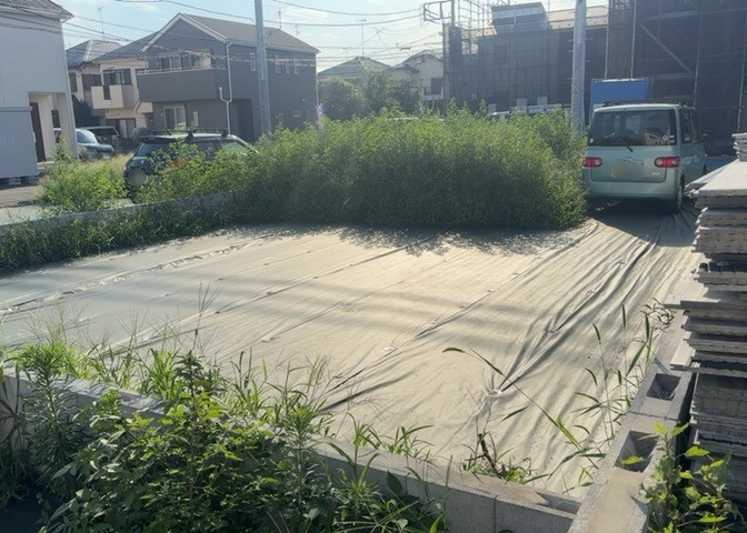 土地の面積＝住宅面積ではありません。建ぺい率の問題などで、土地のある場所によって住宅を建てられる面積は限られています。高さもしかり、「土地」という言葉の中には、建築条件も含まれると考えておきましょう。