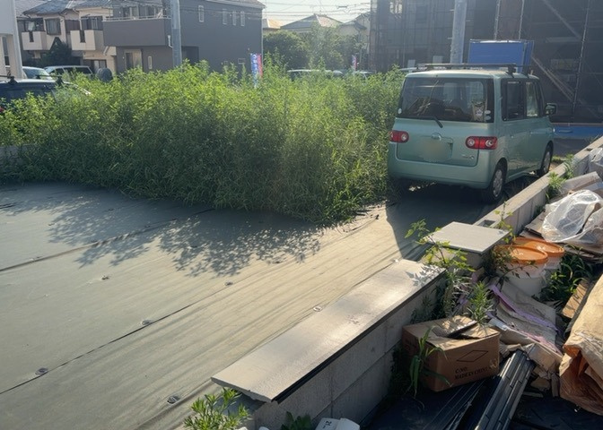 家を建てる場合、方位は要チェックです。現実的に日当たりのよい家ならばリビングは南側、建築基準法でも北側に当たる家への配慮は求められています。土地を見学に行く際は、方位磁針を持って行くようにしましょう。