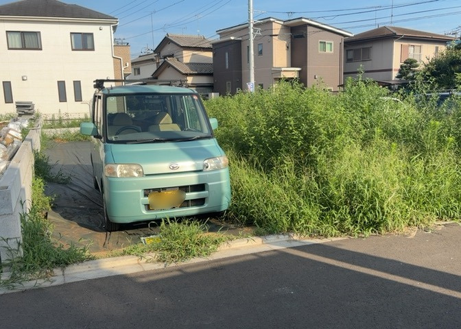 土地の前の道路に消火栓が設置されていることがあります。この場合、道路交通法第45条第1項により、駐車禁止の場所が指定されています。そのため、車庫などの駐車スペースをつくることができない場合があります。