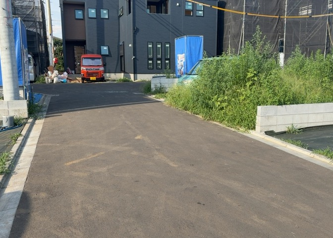 現地に行くなら、物件の周囲の地形がどうなっているかを見ることも大切です。周辺より低くなっている土地では、大雨などで水が集まりやすいため、地盤が弱くなっているということも考えられるため、注意が必要です。