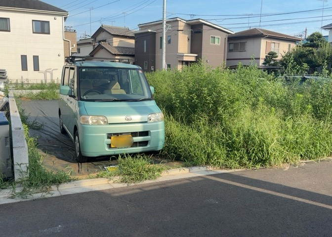 土地購入を検討されている場合、境界杭がない状態で購入してしまうと境界確定測量をする必要があり、費用がかかります。購入の前に、売主、隣土地所有者立ち合いのもと境界を確定し境界杭を設置するのがベストです。