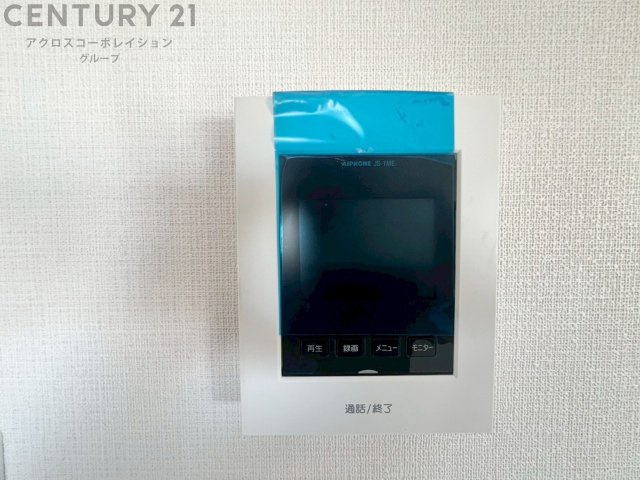 訪問者が来たときにテレビ画面で確認できるため、安心してドアを開けられます。録画機能があるものもあり、留守中に来訪者を記録しておくことができます。利便性が高く、セキュリティ面でも安心です