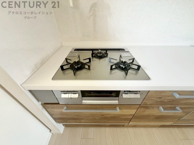 多数の調理器具を同時に使用でき、料理の効率化が可能。省エネで節約になり、様々な料理スタイルに適応できます。また、火力調整が独立しており、手入れや掃除もしやすく、今よりもっとお料理が楽しくなるかも。