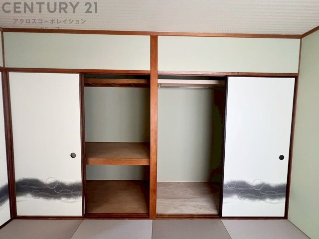 押入れは季節の衣類、寝具などを収納できます。伝統的な美しさと実用性が融合し、収納物を保護する調湿・換気効果があります。使い方によっては書類や小物なども効果的に整理でき空間を有効活用できます。