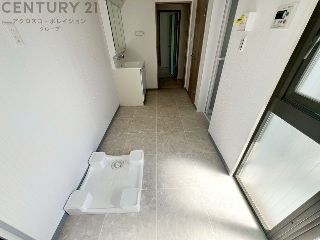 衣服の収納や脱ぎ着や整理整頓がしやすく、湿った衣類を乾燥させるスペースがありカビや臭いの発生を防ぎます。床の汚れを他の部屋に持ち込まず清潔を保つことができます。また快適な入浴環境の整備にも役立ちます。