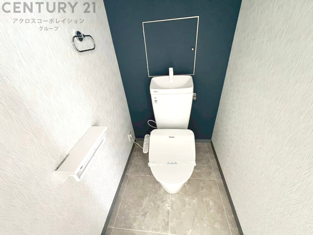 温水洗浄便座付トイレは温水洗浄機能により、暖かい水でおしりを洗浄することができ、冷たい水を使う従来の便座に比べ、温水洗浄機能で暖かいトイレを提供し、快適な使用を可能にします。