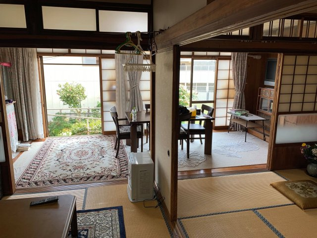 開放的な洋室、和室空間