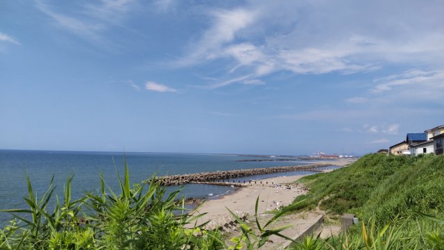 少し歩くと海が見え、とても気持ちがよく開放的な環境です。