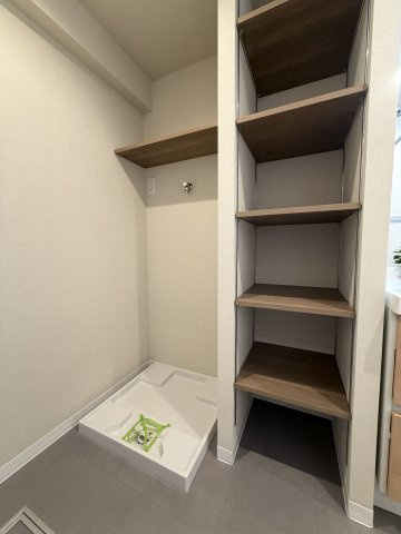 洗濯機置き場の横には棚もあり、タオルやストックもたっぷり収納出来ます。　