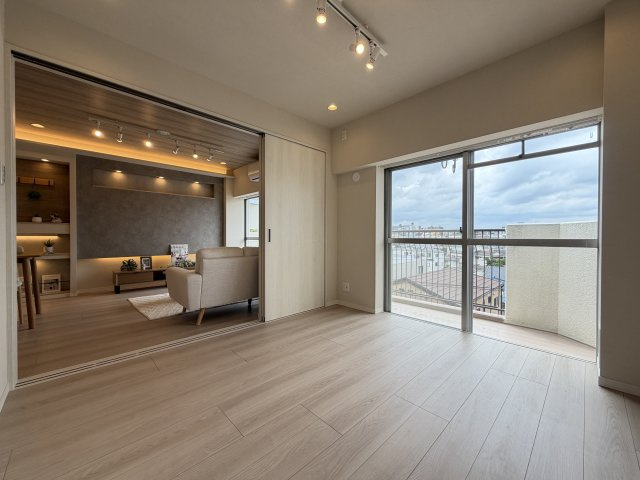 LD横の洋室は、扉を開けて解放感ある空間に。　