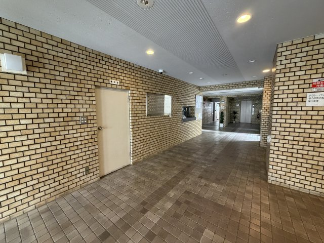 明るく広々としたエントランスが迎えてくれます。　