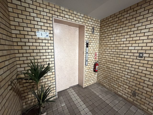 重たい荷物を持っていても、エレベーターがあれば安心です。　