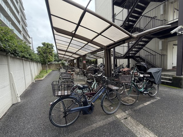 屋根付きの駐輪場で、サビや汚れの心配も不要。　