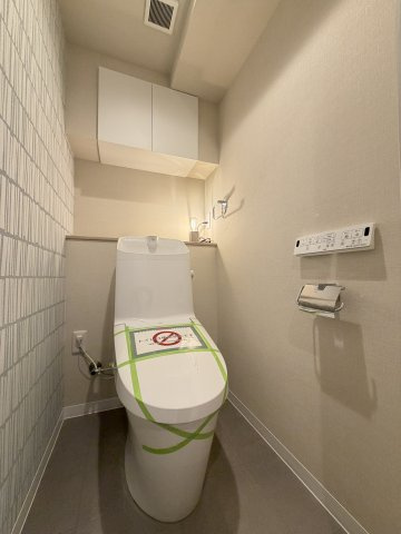 温水洗浄便座付きの清潔感あるトイレは、落ち着いた空間に。　