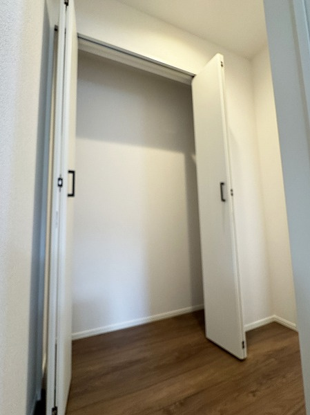 【2階トイレ前収納】　随所に収納が設置され整理整頓が楽々です！