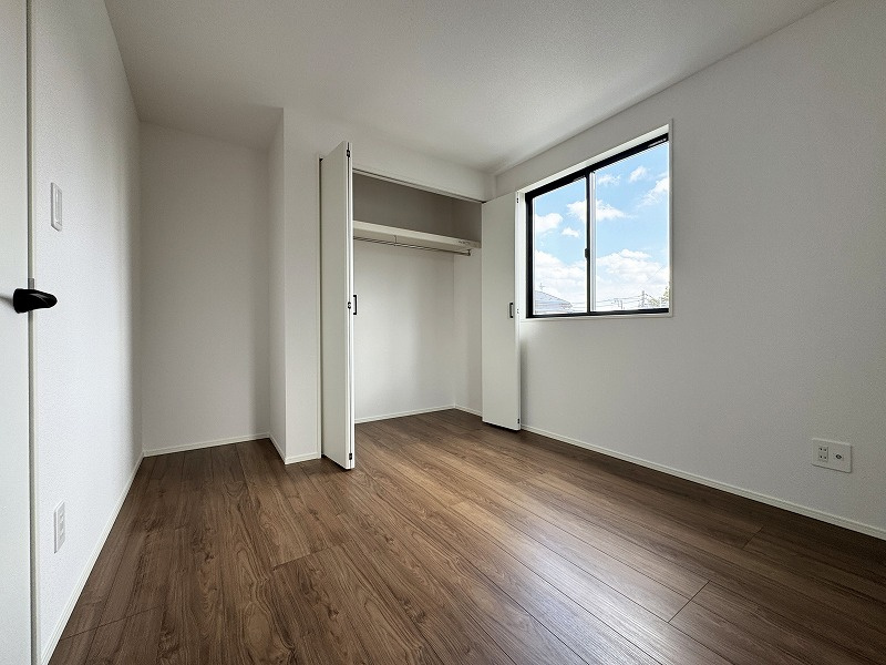 【洋室5.25帖】　全居室収納付きでお部屋がすっきりと片付きます。