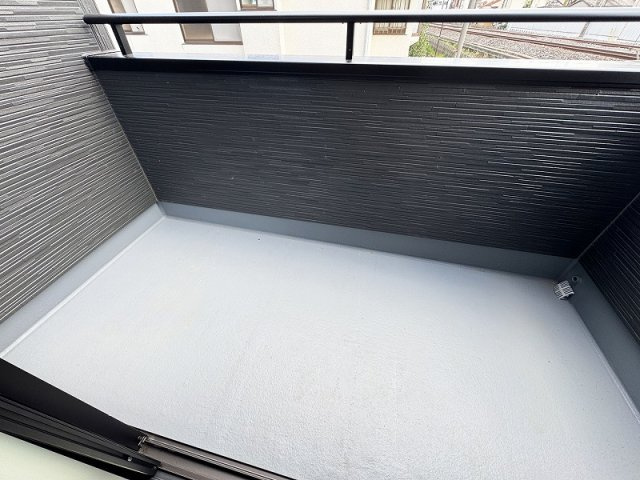 【2階バルコニー】　2か所のワイドバルコニーで住まいに開放感を与えます。