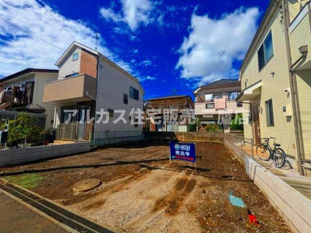 陽当たり良好なさら地スペース。周辺の落ち着いた街並みとなじむ快適な住環境が魅力です。