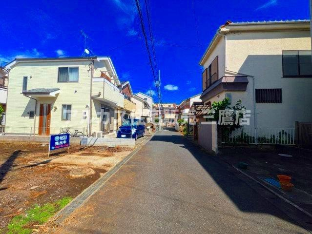 閑静な住宅街に位置する前面道路。車通りが少なく、小さなお子様がいるご家庭も安心です。