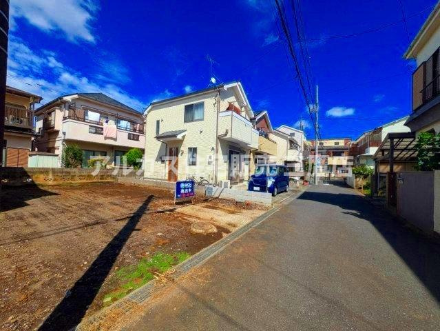 平坦で歩きやすい前面道路。日当たりも良く、毎日の送迎や通勤・通学もスムーズに行えます。