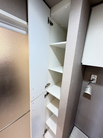 脱衣場に収納がございます。タオルの収納、洗濯洗剤等の整理整頓に◎