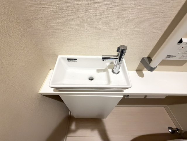 トイレ内に手洗い場有。