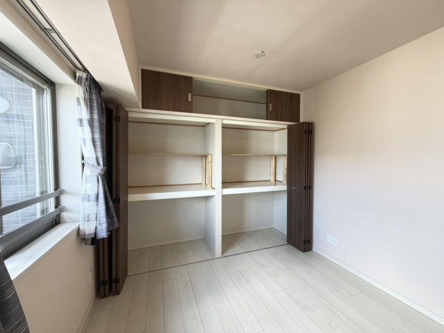 各お部屋には、壁一面収納がございます。