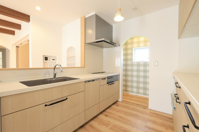 アーチ壁の奥には大容量のパントリー。食料品のストックも整頓