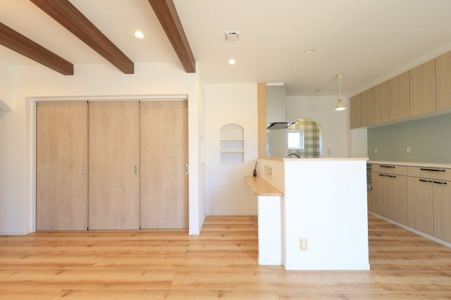 キッチンから家族の様子を見守れます